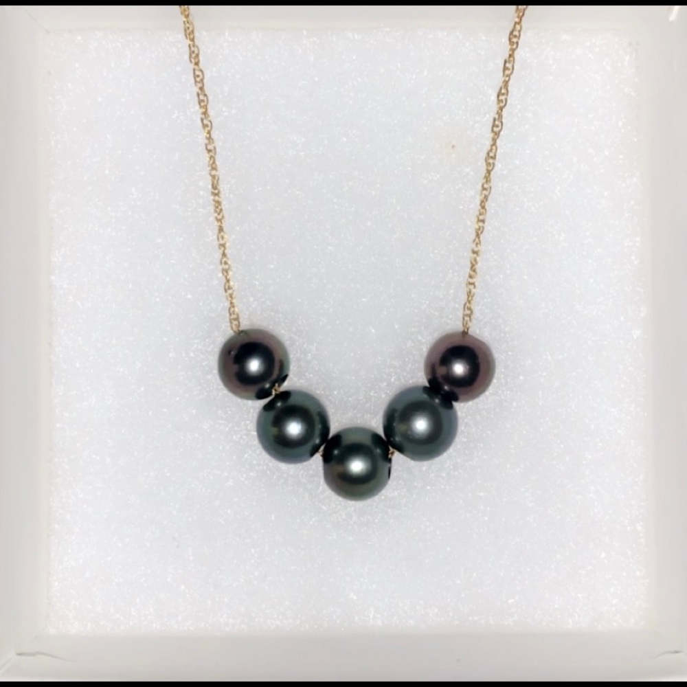 Tahitian pearl necklace